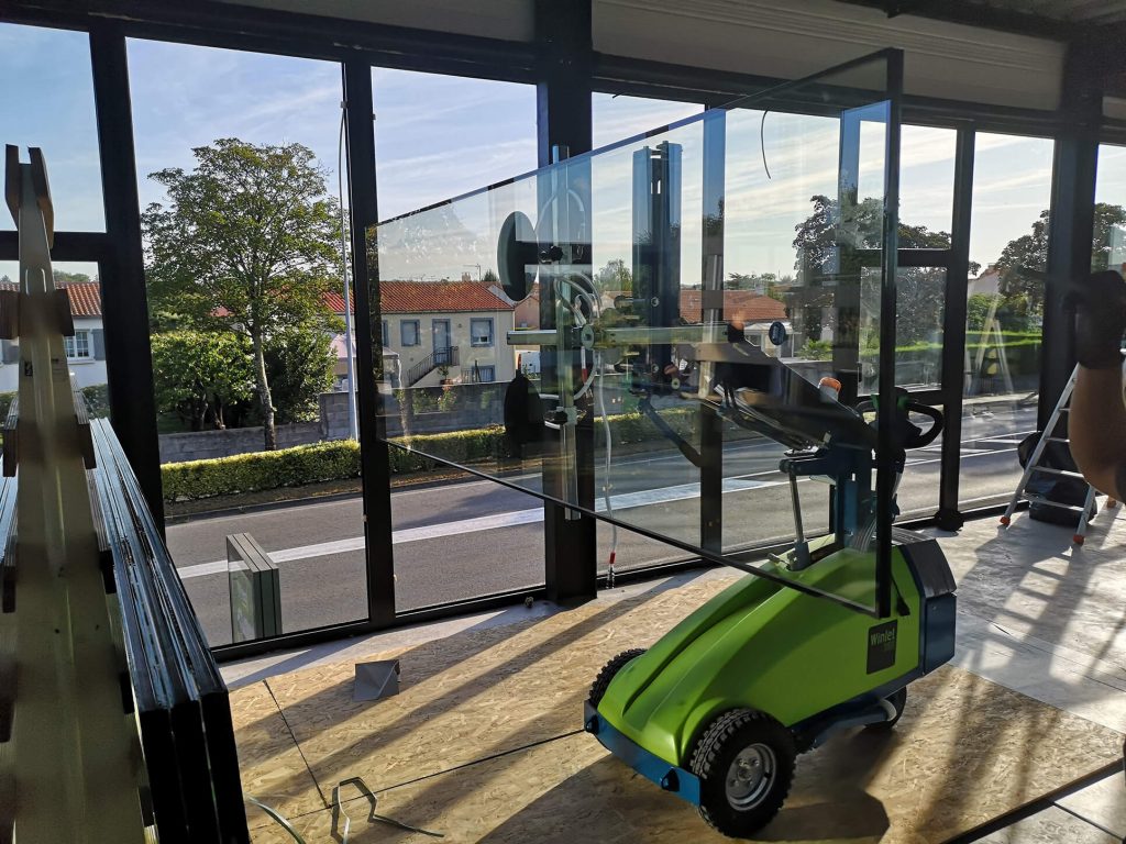 Exemple de location de solution de lavage avec une mini grue en Vendée pour la pose de miroiterie